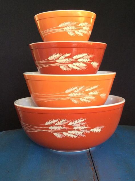 pyrex autumn - Google Search Midcentury Kitchen, Vintage Pyrex Dishes, Pyrex Dishes, Pyrex Glassware, Pyrex Set, Pyrex Patterns, House Repair, Vintage Pyrex Bowls, Pyrex Collection