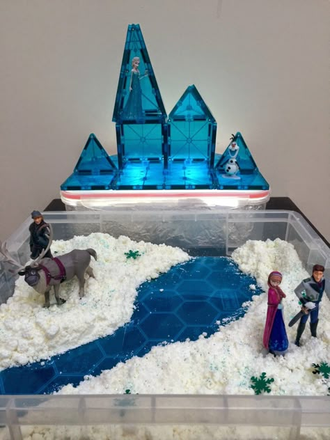 Frozen Tuff Tray Ideas, Disney Tuff Tray Ideas, Frozen Theme Activities, Frozen Sensory Play, Under The Sea Small World, Winter Eyfs, Winter Small World Play, Frozen Pom Poms Sensory, Frozen Small World Play