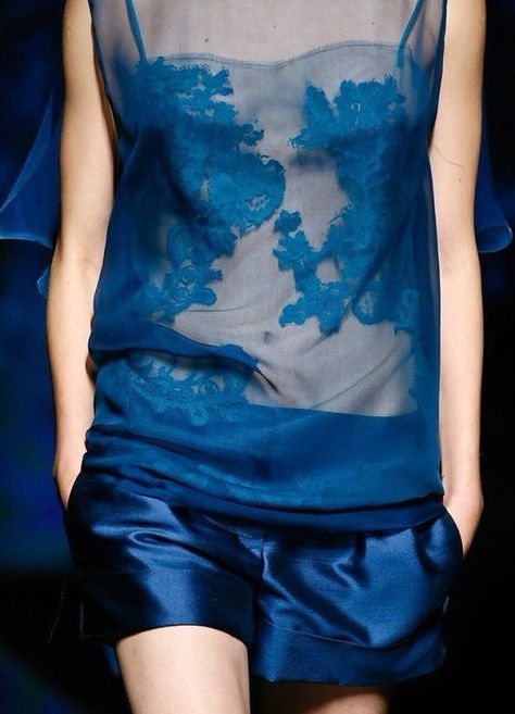 ! Style Bleu, Short Satin, Casual Chique, Feeling Blue, Alberta Ferretti, Blue Colour, Mode Inspiration, Outfits Casuales, Fashion Details