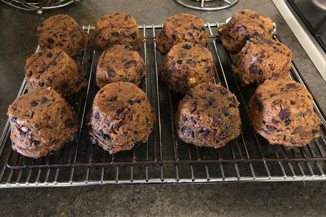 Individual serves of your steamed Christmas pudding. Steamed Christmas Pudding, Australian Christmas Desserts, Plum Pudding Recipe, Mini Christmas Puddings, Boiled Fruit Cake, Xmas Pudding, Christmas Pudding Recipes, Christmas Puddings, Australian Christmas