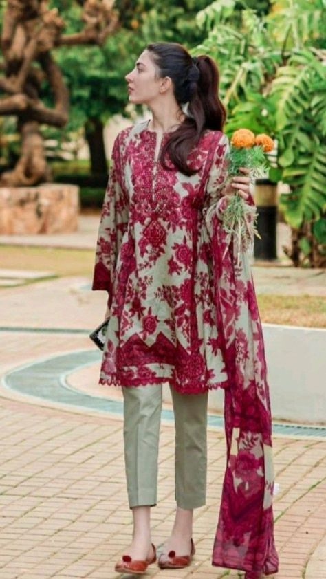 Indian Ethnic Fashion, Traditional Chic, Dupatta Style, Latest Salwar Kameez, Fashion Fails, Desi Fashion Casual, Desi Fashion, Celebrity Outfits, Pink Outfit