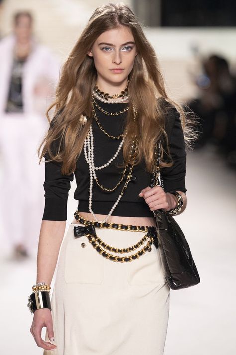 Chanel Metiers D'art 2023, Hip Chains, Pearl Belts, Chanel Girl, Chanel Chain Belt, Chanel Clothing, Chanel 2023, Edgy Looks, Belly Shirts