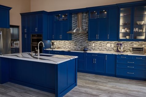 Blue Countertops, Kitchen Open Concept, Blue Kitchen Designs, Unique Kitchen Design, Bedroom Inspirations Minimalist, Blue Kitchen Decor, Classic White Kitchen, Blue Kitchen Cabinets, Blue Cabinets