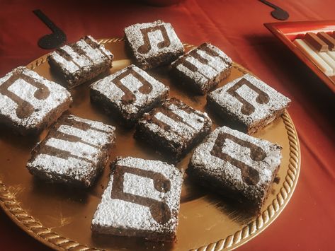 Powdered sugar stenciled brownies - Music notes and piano keys Music Dessert Table, Music Inspired Food Party Ideas, Piano Party Ideas, Music Dessert Ideas, Music Chocolate Covered Strawberries, Music Themed Treats, Rock And Roll Desserts, Piano Recital Reception Food, Piano Theme Birthday Party