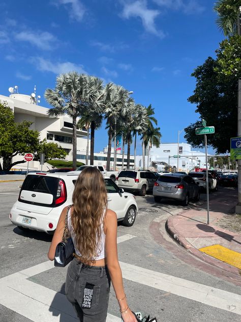 Miami Barbie Aesthetic, Miami Girl Aesthetic, Summer Outfits Miami, Miami Pictures Ideas, Miami Poses, Miami Instagram Pictures, Miami Photo Ideas, Miami Girls Trip, Miami Beach Pictures