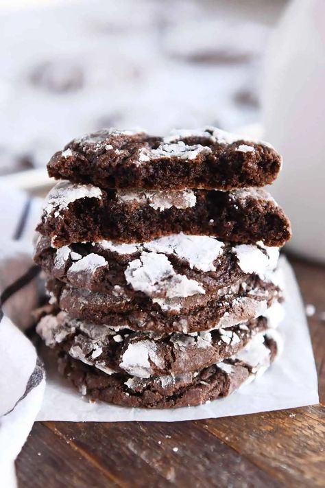 These are the best chocolate crinkle cookies! They are a delightful cross between a soft, chewy chocolate cookie and a rich, fudgy brownie. They stay fresh for days! | melskitchencafe.com Chocolate Crinkle Cookies Recipe, Chocolate Sugar Cookie Recipe, Chocolate Cake Mix Cookies, Recipes Using Cake Mix, Easy Fudge, Crinkle Cookies Recipe, Chocolate Crinkle, Chewy Chocolate Cookies, Chocolate Cake Cookies