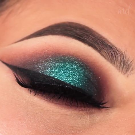 Teal Smokey Eye Makeup, Prom Makeup Teal Dress, Teal Dress Makeup Ideas, Eye Liner Tips, Teal Makeup Looks, Liner Hacks, Teal Dress For Wedding, Country Makeup, Teal Eye Makeup