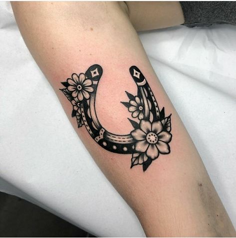 Western Tattoos Ideas, Horseshoe Tattoo, Tatuaje Cover Up, Horse Shoe Tattoo, Cowgirl Tattoos, Shoe Tattoos, Western Tattoos, Theme Tattoo, Forearm Tattoo Women