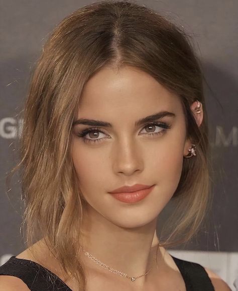 Emma Watson Makeup, Goddess Women, Brown Balayage, Girl Celebrities, Girl Tips, New Hair Colors, Bridal Hair And Makeup, Emma Watson, Beautiful Makeup