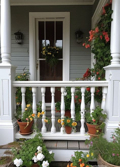 50+ Cheap and Simple Porch Railing Ideas and Designs 100 Diy Front Porch Railing Ideas, Simple Porch Railing, Small Front Porch Railing Ideas, Diy Porch Railing, Small Front Porches Designs, Railing Styles, Front Porch Railing Ideas, Porch Railing Ideas, Pallet Porch