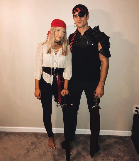 Easy DIY couples Halloween costume, last minute pirate Halloween costume ☠️ Pirate Halloween Costumes Couples, Pirate Costume Couple, Diy Karneval, Homemade Mermaid Costumes, Traje Cowgirl, Halloween Couples Costume, Pirate Costume Diy, Halloween Costumes Diy Couples, Girl Group Costumes