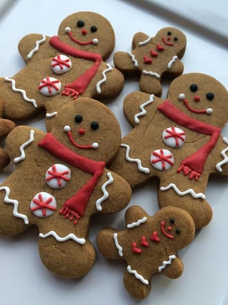 Gingerbread Cookies Decorated, Christmas Gingerbread Cookies, Eat Cookies, Gingerbread Decorations, Cookie Company, Gingerbread Man Cookies, Xmas Cookies, Christmas Cookies Decorated, Christmas Sugar Cookies