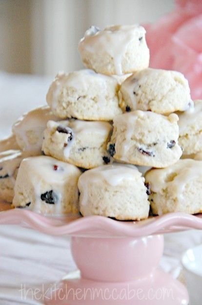 Scones Presentation Ideas, Scone Biscuits, Scones Breakfast, Pink Platter, Fluffy Scones, Blueberry Scone, Recipes Brunch, Blueberry Scones Recipe, Cranberry Scones