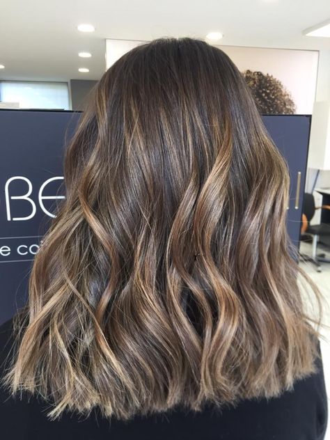 Brunette Blond Highlight, Amber Massey Hair, Sunkissed Hair Brunette Balayage Natural, Dark Brown Hair With Natural Highlights, Teasy Lights On Dark Hair, Brunette Balayage Hair Short, Sunkissed Highlights, Teasy Lights, Hair Color Ideas For Brunettes Balayage