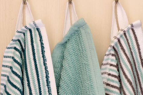 Have you ever noticed that the nicest kitchen towels have a nifty little loop, perfect for hanging on a kitchen hook? It’s easy to add a loop to any towel yourself, making it that much more functional. Even better, this is a DIY you can knock out in all of a few minutes. Add Loops To Towels, Kitchen Towels Diy, Kitchen Towels Hanging, Towel Display, Tea Towels Diy, Bath Powder, Kitchen Towel Holder, Kitchen Hooks, Diy Towels