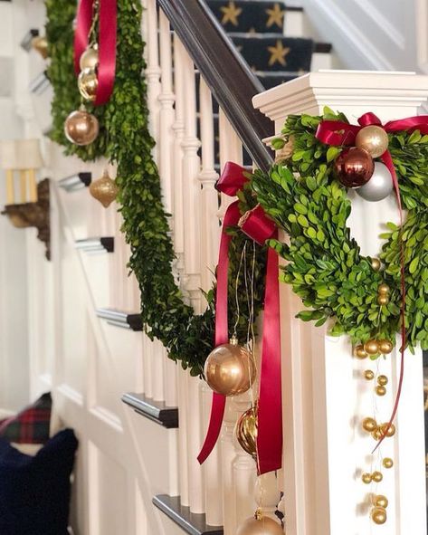 Boxwood Garland, Christmas Stairs, Christmas Staircase, Gold Christmas Decorations, Christmas Interiors, Merry Little Christmas, Christmas Love, Gold Christmas, Christmas Garland