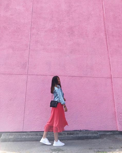 Photoshoot pink Wall Pink Wall Photoshoot, Trip Photoshoot, Wall Photoshoot, Pink Photoshoot, Insta Aesthetic, Pics Inspo, Pink House, Pink Wall, Pink Houses