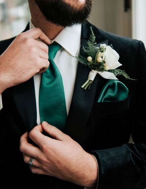 Green And Gold Winter Wedding, Emerald Wedding Colors, Emerald Green Wedding Theme, Gold Winter Wedding, Forest Green Wedding, Dark Green Wedding, Emerald Green Bridesmaid Dresses, Green Wedding Bouquet, Emerald Green And Gold