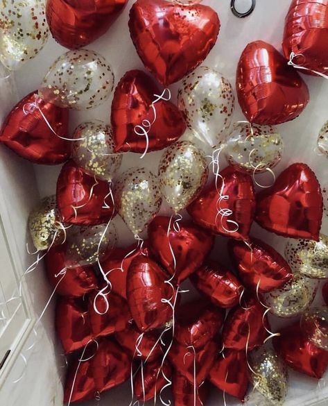 Rad gold balloons heart Red Heart Balloons, Balloon Surprise, Balloon Stand, Valentines Balloons, Balloon Stands, Easter Crafts Diy, Red Balloon, Gold Balloons, Heart Balloons