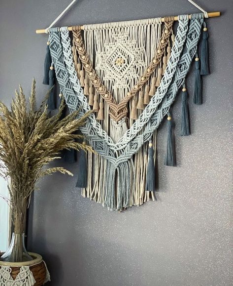 Simpul Makrame, Art Macramé, Pola Macrame, Hantverk Diy, Macrame Wall Hanging Tutorial, Macrame Wall Hanger, Macrame Plant Hanger Patterns, Macrame Knots Pattern, Macrame Wall Hanging Diy