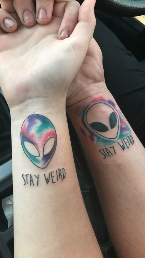 Matching ❤️ Alien Tattoo Matching, Alien Couple Tattoo, Space Couple Tattoos, Nerdy Matching Tattoos, Cartoon Matching Tattoos, Matching Alien Tattoos, Matching But Different Tattoos, Alien Couple, Alien Tattoos