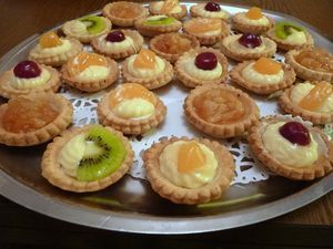 Mini Patisserie, Mini Tortillas, Mini Tart, Cake Factory, Dessert Toppings, Pie Tart, Fruit Tart, Hot Chocolate Recipes, Eclairs