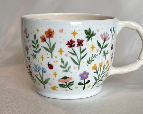 Floral Mug Painting, Handpainted Ceramic Mug, Hand Painted Ceramic Mugs, Ceramic Mug Painting Ideas Easy, Floral Pottery Painting, Mug Painting Ideas Aesthetic, Cup With Flowers, Mug Painting, Floral Pottery