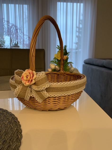 Hamper Basket Decoration, Basket Packing Ideas, Husband Easter Basket Ideas, Easter Basket For Husband, Hamper Basket Ideas, Husband Easter Basket, Basket Design Ideas, Easter Baskets Ideas, Easter Basket Craft