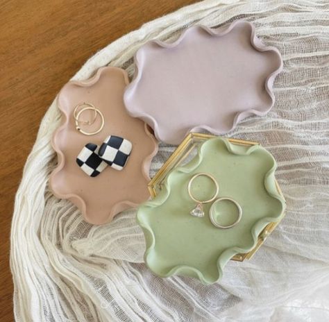 Clay Dish Plates, Clay Ring Holder Aesthetic, Epoxy Compound Clay Art, Clay Jewelry Plate Aesthetic, Clay Dish Ideas Aesthetic, Salt Dough Ideas Aesthetic, Jewellery Plate Clay, Easy Air Dry Clay Ideas For Beginners, Clay Plates Aesthetic