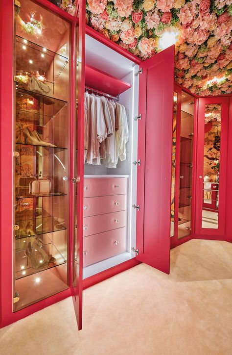 Bespoke Closet, Blue Closet Ideas, Dressing Room Paint Ideas, Dream Closet Design Women, Colourful Closet, Fantasy Dressing Room, Bohemian Dressing Room, Light Pink Dressing Room, Girly Dressing Room