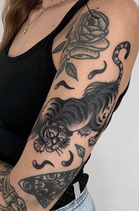 American Traditional Tiger Tattoo Black, Climbing Tiger Tattoo, Traditional Tiger Tattoo, Tiger Tattoo Ideas, Wave Tattoos, Elbow Tattoo, Panther Tattoo, Hand And Finger Tattoos, Manga Tattoo