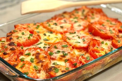 Easy Heirloom Tomato Pie Casserole Recipe With a Savory Potato Crust | Casseroles | 30Seconds Food Recipes Using Tomato Jam, Tomato Pie Casserole, Heirloom Tomato Pie, Tomato Mushroom Recipes, Tomatoe Pie Recipes Paula Deen, Frozen Tomatoes Recipes, Dinners With Tomatoes, Tomato And Potato Recipes, Sliced Tomato Recipes