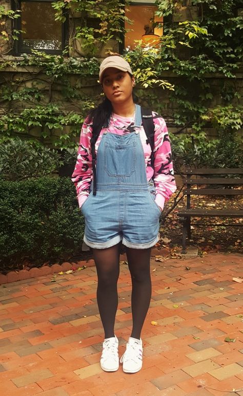 Short Overalls Fall Outfit - College Fashion Oversized Overalls Shorts, How To Style Short Overalls, Sweater With Overalls Shorts, Oversized Overalls Short, Overall Shorts Outfit Alternative, Overalls Fall Outfits, Overalls Fall, Campus Style, Fall College Outfits