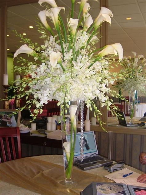 calla lillie and orchid centerpiece | Calla lilies and/or orchids centerpieces pics Please!! Lily Centerpieces, Orchid Centerpieces, Tall Wedding Centerpieces, Tafel Decor, Wedding Table Flowers, Flower Centerpieces Wedding, Calla Lilies, Wedding Table Decorations, Deco Floral