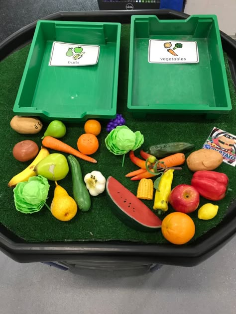 The tuff  tray is covered in a fake grass base.There are 2 sorting trays with a visual in each for fruit and vegetables.There are various different plastic fruit and vegetables around the bottom of the tray for the child to pick up and sort . Olivers Vegetables, Healthy Food Activities For Preschool, Healthy Food Activities, Tuff Tray Ideas, Vegetable Crafts, Nutrition Activities, Eyfs Activities, Food Activities, Nursery Activities