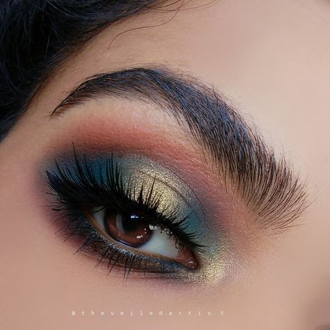 step by step tutorial on this beautiful, deep teal and gold mermaid inspired halo smokey eyes! Turquoise Eye Makeup, Teal Eye Makeup, Turquoise Makeup, Ethereal Dark, Smokey Eyes Tutorial, Turquoise Eyeshadow, Brown Eyeshadow Looks, Teal Eyeshadow, Teal Makeup