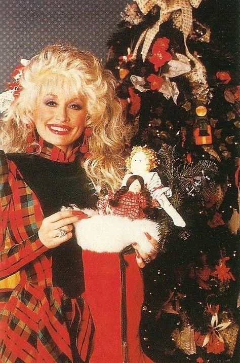 Dolly Parton Christmas, Smoky Mountain Christmas, Dolly Parton Pictures, Mountain Christmas, Holly Dolly, Dolly World, Vintage Christmas Photos, Christmas Shoot, Smoky Mountain