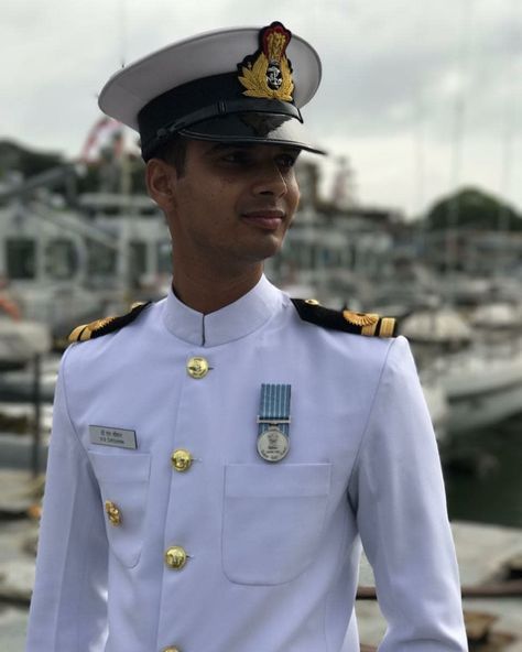 🇮🇳 Indian Naval Academy, Indian Navy Uniform, Officer Aesthetic, Paisa Money, Raaj Kumar, Indian Army Quotes, National Defence Academy, Naval Officer, Indian Defence