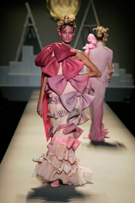 Viktor And Rolf, Bad Fashion, Conceptual Fashion, Viktor Rolf, Weird Fashion, Viktor & Rolf, Fashion Tv, Fashion Design Sketches, Refashion Clothes