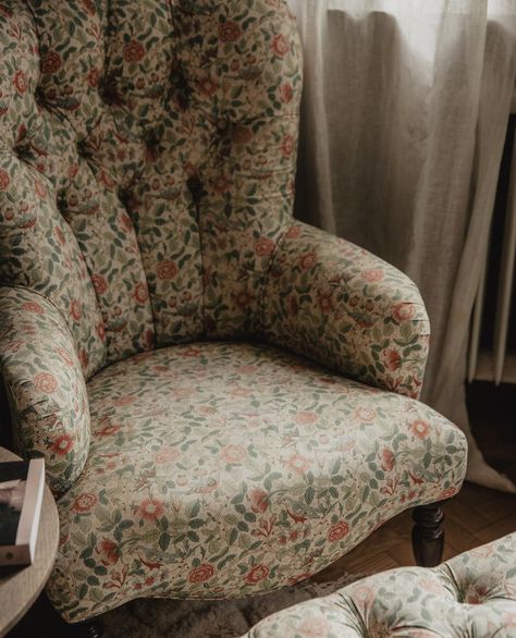 Cozy Armchair, Comfy Reading Chair, Comfy Reading, Chair Vintage, Reading Chair, Country Design, Awesome Bedrooms, Cozy Cottage, God Is Good