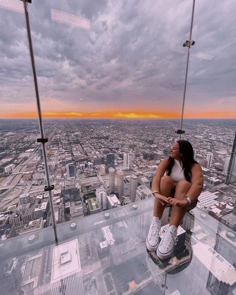 Chicago Skydeck Photo Ideas, Downtown Chicago Outfit Summer, Pictures To Take In Chicago, Chicago Photo Ideas Summer, Chicago Sky Deck, Willis Tower Picture Ideas, Sky Deck Chicago Pictures, Chicago Pics Ideas, Skydeck Chicago Poses