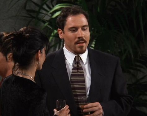 FRIENDS 1997 (S3 E19) Monica with Pete (co-star Jon Favreau). Fatherless Behavior, Holy Guacamole, Jon Favreau, Matt Leblanc, David Schwimmer, Friends Season, Matthew Perry, Feminine Art, Chris Pratt