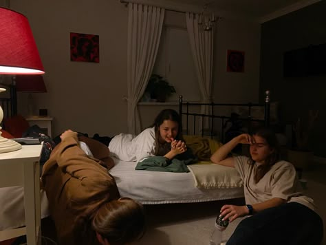 College Sleepover Aesthetic, Reading Sleepover, Trio Sleepover Aesthetic, Basement Sleepover, Friends Sleepover Aesthetic, Sleepover Aesthetic Night, Sleepover Film, Sleeping Friends, Sleepover Aesthetic