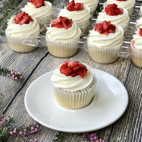 Moist Vanilla Cupcakes, Strawberry Shortcake Cupcake, Strawberry Shortcake Recipes, Shortcake Recipe, Heart Cupcakes, Cupcake Decoration, Wilton Cake Decorating, Beautiful Desserts, Easter Cupcakes