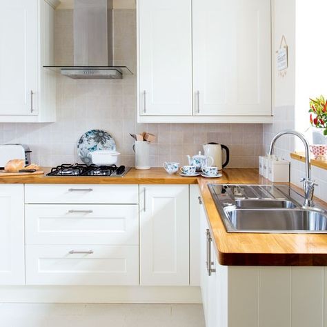 White modern Shaker-style kitchen with wooden worktops Wood Worktop Kitchen, Axstad Kitchen, Modern Shaker Style Kitchens, White Kitchen Interior Design, Kitchen Interior Ideas, Kitchen Interior Modern, Wooden Worktops, Kitchen Planning, Wood Worktop