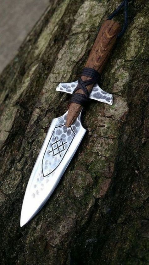 Daily Man Up (25 Photos) - Suburban Men Jesus Clothes, Pretty Knives, Cool Swords, Arm Armor, Handmade Knives, Axes, Blacksmithing, Metal Working, Vikings