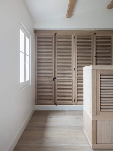 est-living-villa-pistache-caprini-pellerin-architectes-10 Wooden Wardrobe Designs, Wooden Wardrobe Design, Wardrobe Designs, Est Living, Trending Ideas, Wooden Wardrobe, Home Decoration Ideas, Art Architecture, Built In Wardrobe