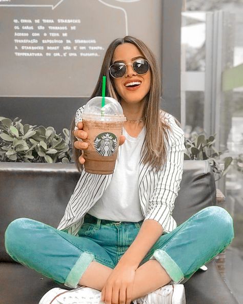 Starbucks Photoshoot, 1970s Summer Fashion, Plus Size Summer Outfits For Work, Starbucks Photography, Asthetics Photos, Model Outfit Ideas, Starbucks Pictures, Summer Outfit For Teen Girls, Women Models