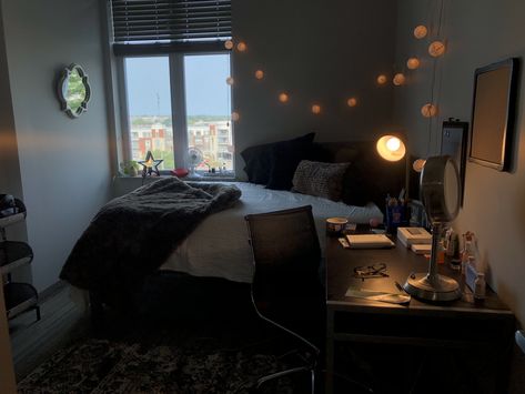 College Dorm Room Ideas Aesthetic Black, Dorm Room Dark, Student Dorm Aesthetic, Dorm Room Ideas Dark, Large Dorm Room, Dark Dorm Room, Black Dorm Room, Dark Dorm Room Aesthetic, College Dorm Room Aesthetic