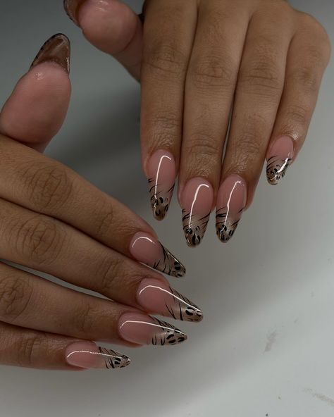 Cat eye ombre🐆🦓💫 Almond Cat Eye Nails, Cat Eye Almond Nails, Brown Cat Eye Nails, Brown Cat Eye, Ombre Brown, Aesthetic Cat, Eye Nails, Almond Nail, Brown Cat